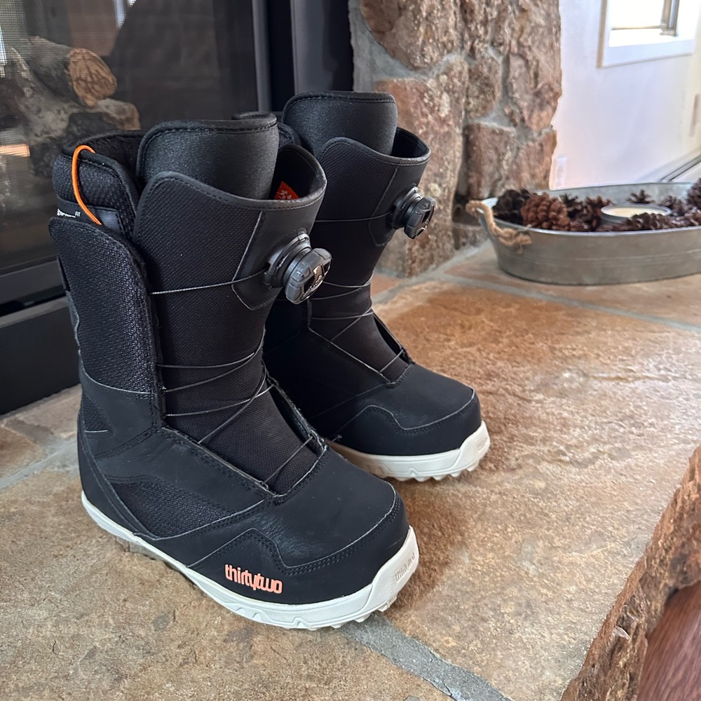 Women’s Snowboard Boots (6 but runs large)